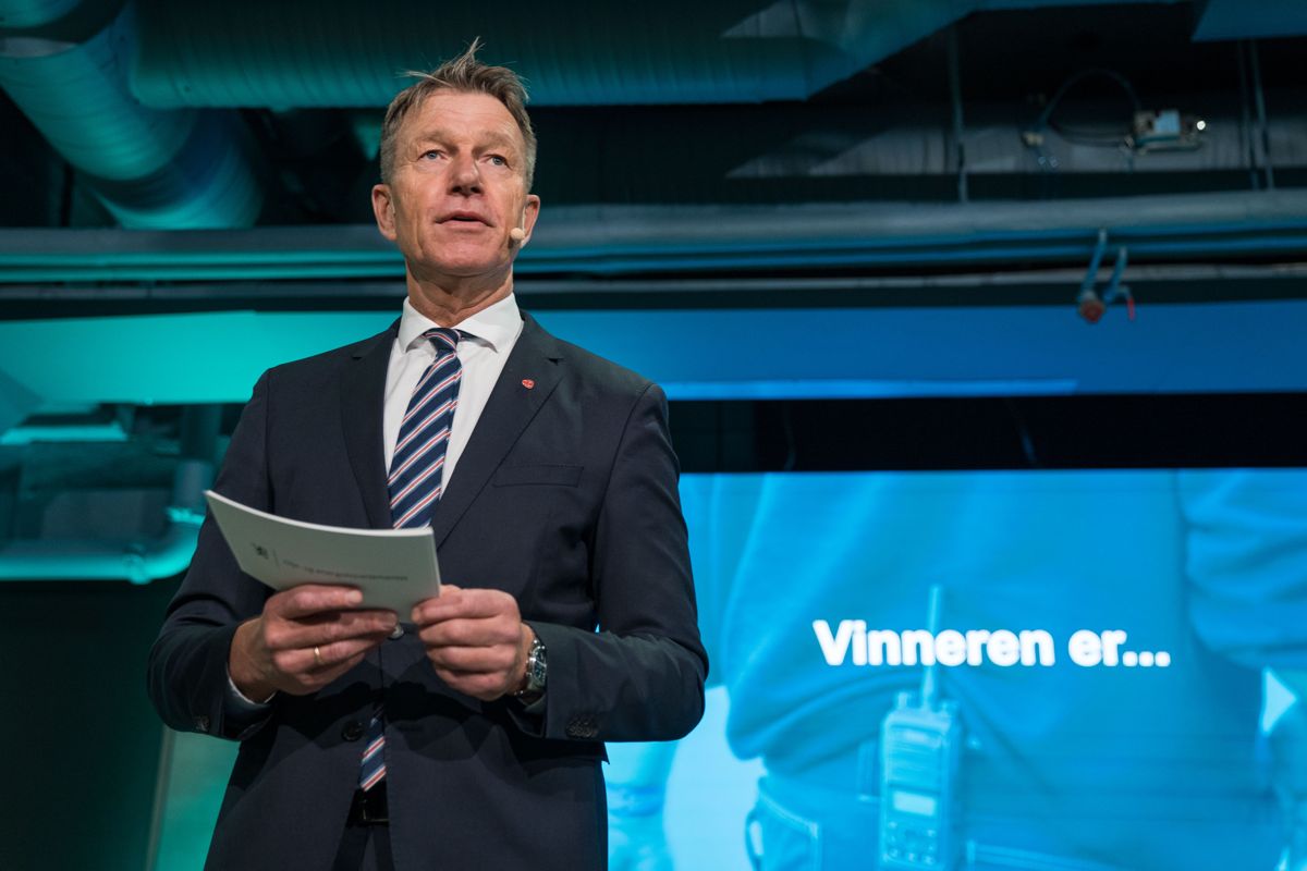 Olje- og energiminster Terje Aasland (Ap) delte ut prisen for Årets grønne driftsteam 2022. Foto: Fride Sørensen / Grønn Byggallianse