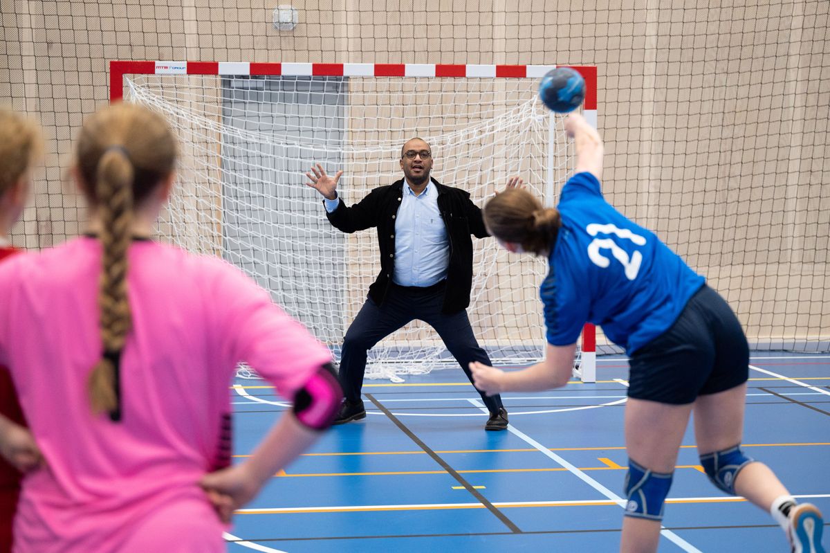 Omar Samy Gamal, byråd for idrett, kultur og frivillighet sammen med håndballjenter fra Korsvoll og Nordberg under åpningen av Korsvoll flerbrukshall. Foto: Finn Ståle Felberg/Oslobygg