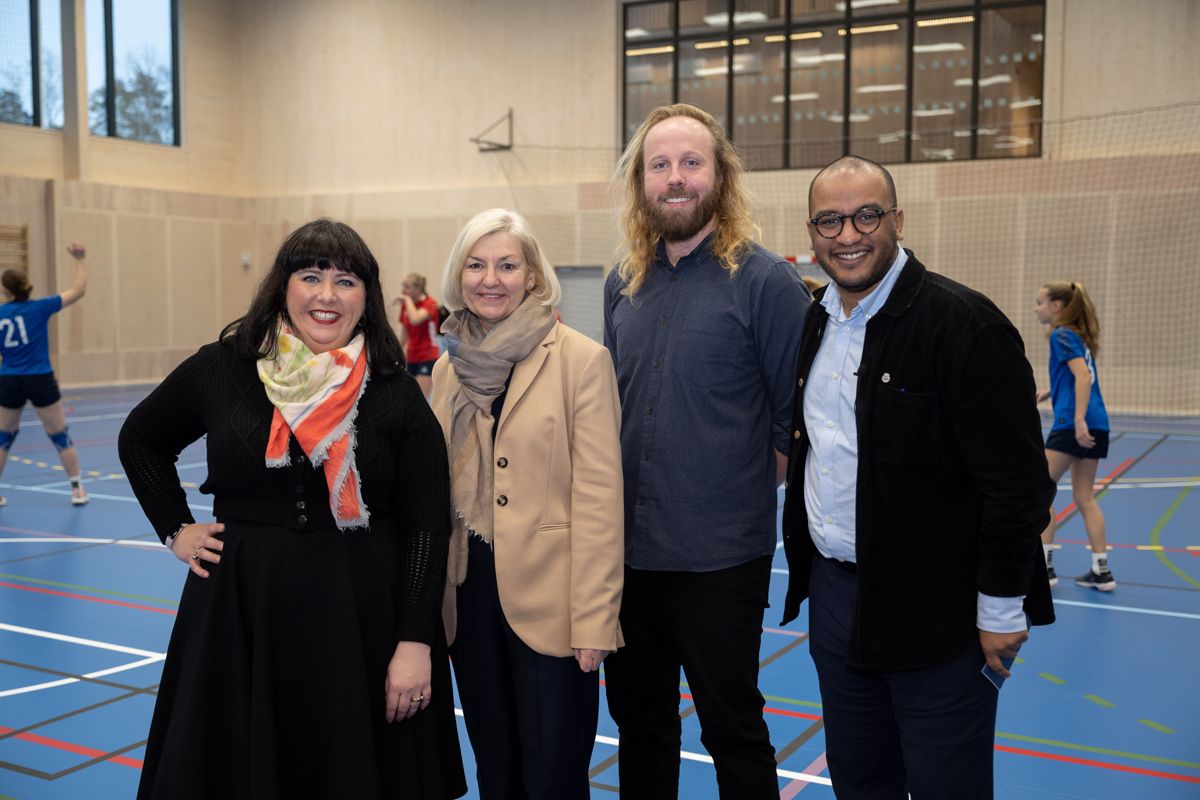 ÅPNET NY HALL: Fra venstre byråd for næring og eierskap, Victoria Marie Evensen, direktør Grimsby i Oslobygg, leder Mathias Falck i Korsvoll IL, og byråd for kultur, idrett og frivillighet, Omar Samy Gamal. Foto: Finn Ståle Felberg/Oslobygg