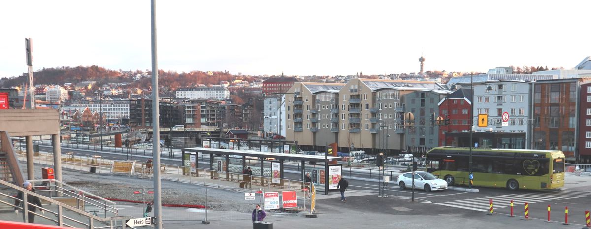 Parkeringsplassene er flyttet under jorda i et nytt parkeringshus. Oppe har Trym laget et nytt gateløp, med blant annet holdeplasser for busser. Veidekke er allerede i gang med forberedelser til det neste byggetrinnet for Trondheim Sentralstasjon.