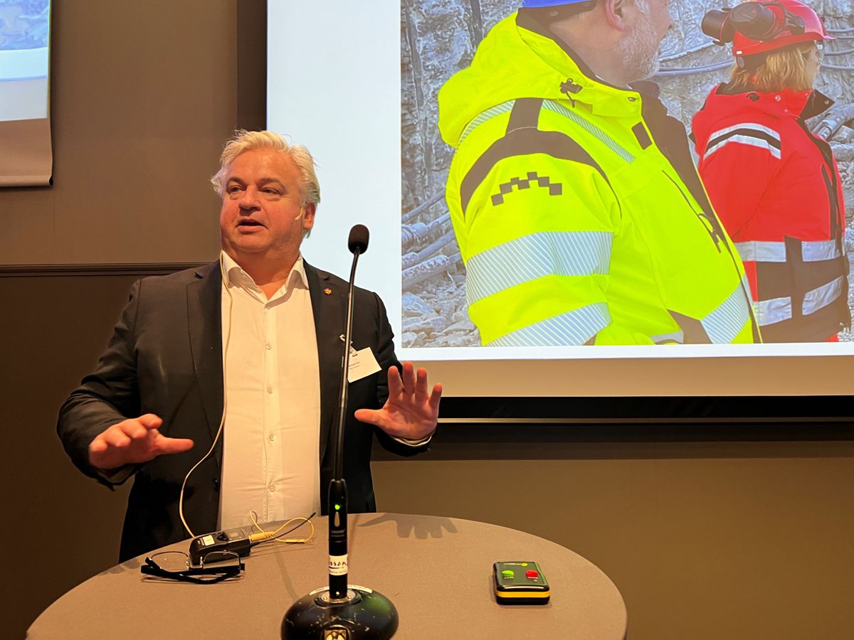 Utbyggingsdirektør Kjell Inge Davik i Statens vegvesen holdt innlegg under Fjellsprengningsdagen.