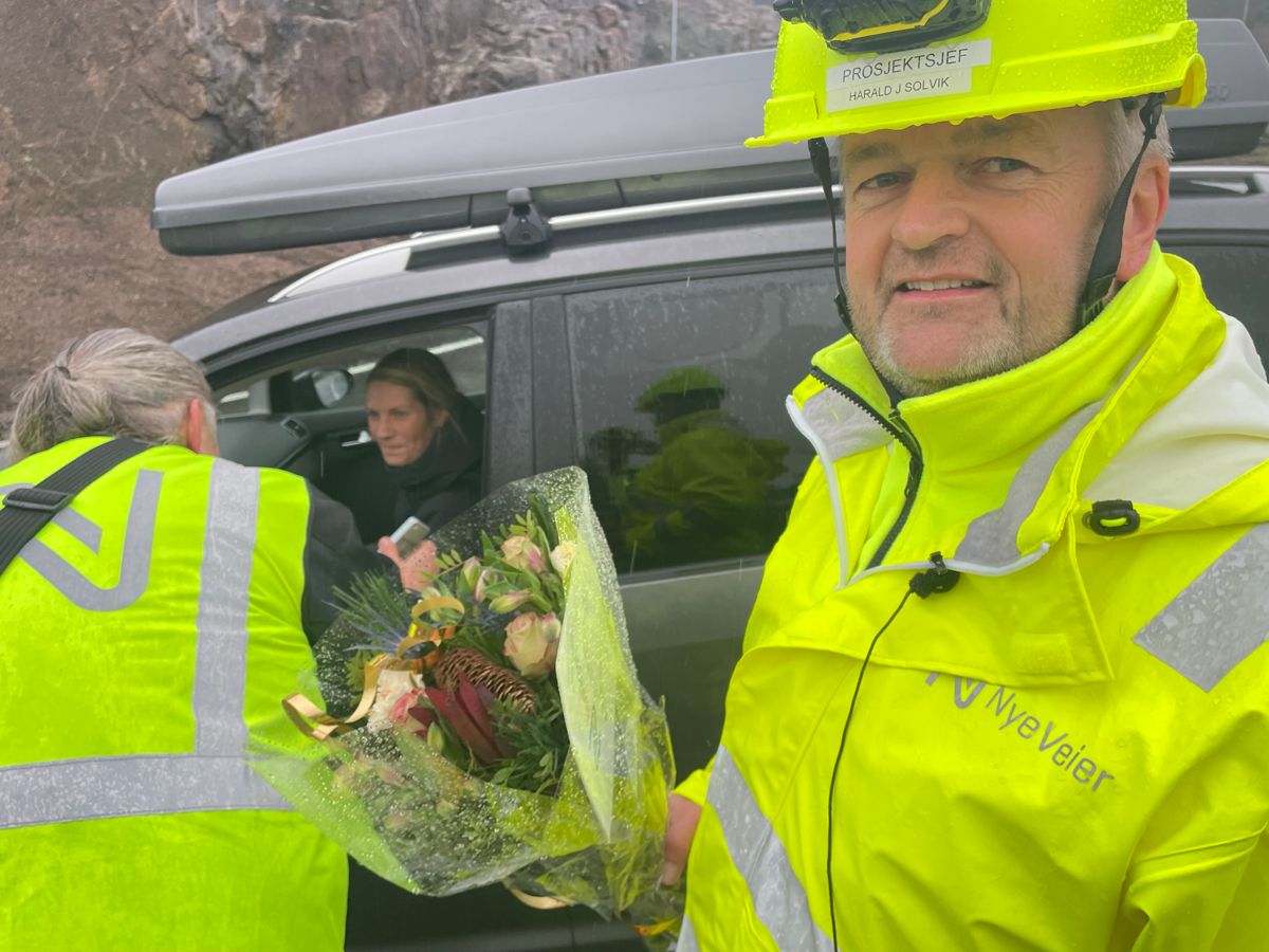 Prosjektsjef Harald J. Solvik overleverte blomster til de første bilistene som kjørte inn på ny E39 fra Kristiansand til Mandal.