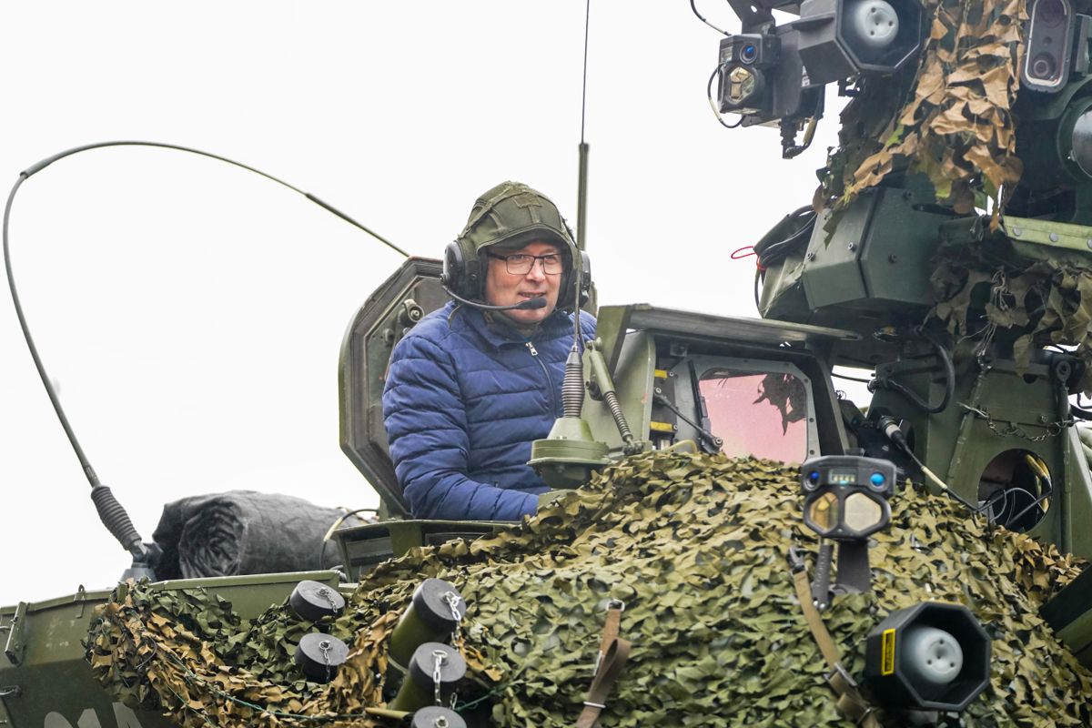Forsvarsminister Bjørn Arild Gram (Sp) på tur i tanks under et besøk hos Hæren på Rena leir på Østlandet. Foto: Terje Pedersen / NTB