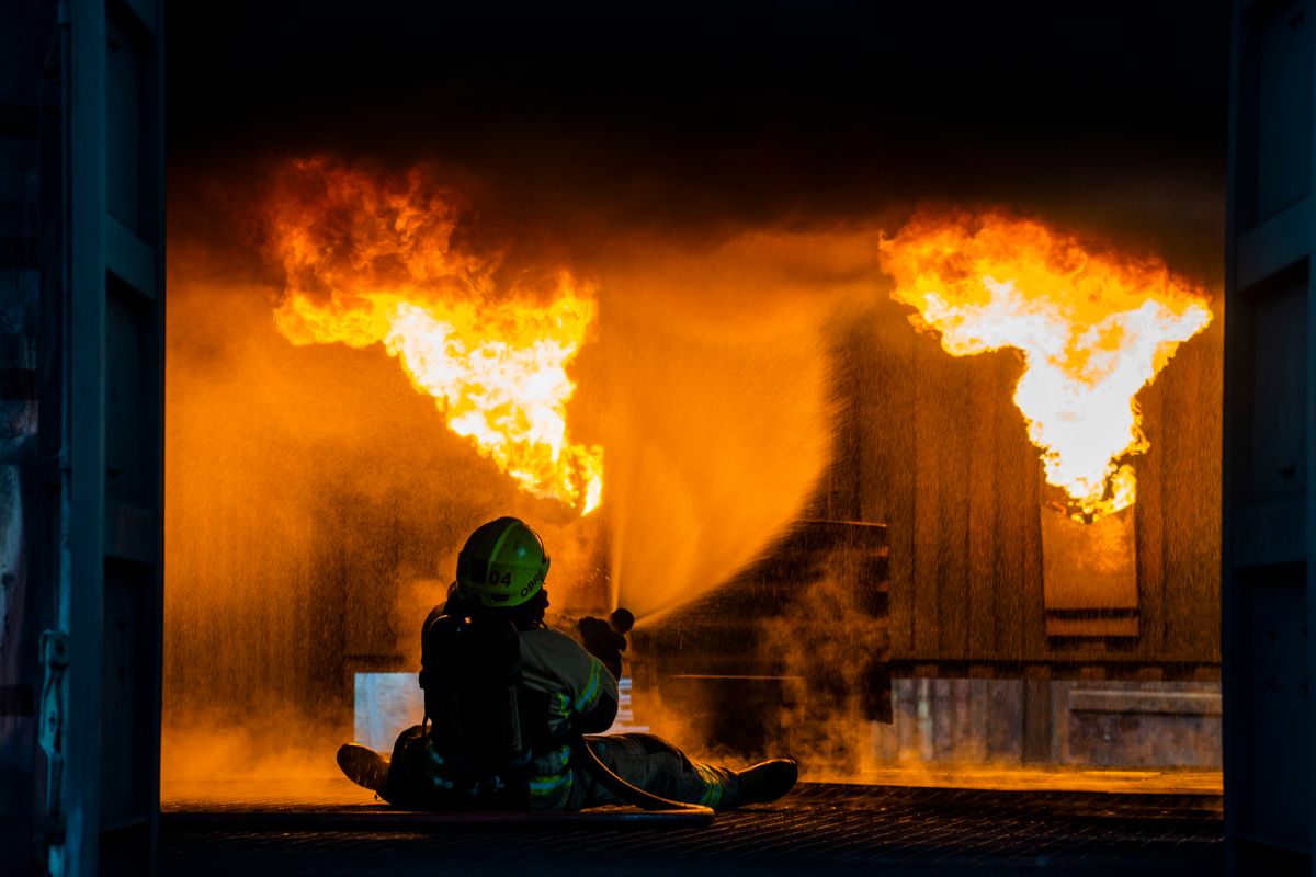 En brannbetjent under øvelse på Lahaugmoen kurs- og kompetansesenter på Skjetten i forbindelse med røykvarslerdagen i fjor. Foto: Håkon Mosvold Larsen / NTB