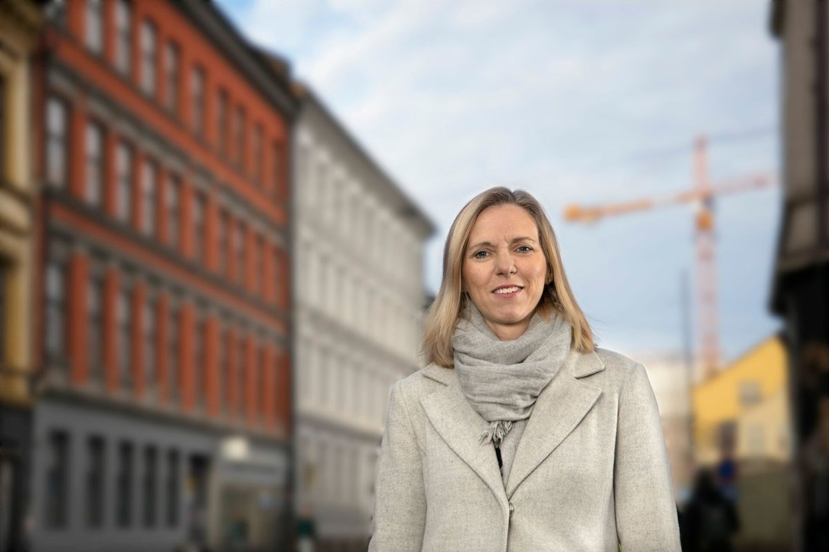 Marianne Gjertsen Ebbesen, konserndirektør for boligutvikling trehus i OBOS, mener at et godt arbeidsmiljø er noe av det viktigste på arbeidsplassen. Foto: OBOS