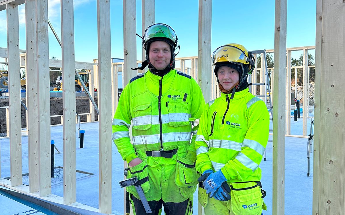 Tømrerbas Per Håkon Løvoll og tømrerlærling Tora Synes Hagerup. Foto: OBOS