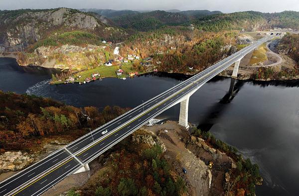 Nye Veier har så langt bygget 120 kilometer med firefeltsveier, blant annet ny E39 mellom Kristiansand og Mandal. Regjeringen har signalisert at selskapet er med i planene når ny NTP legges frem på fredag. Foto: Nye Veier.