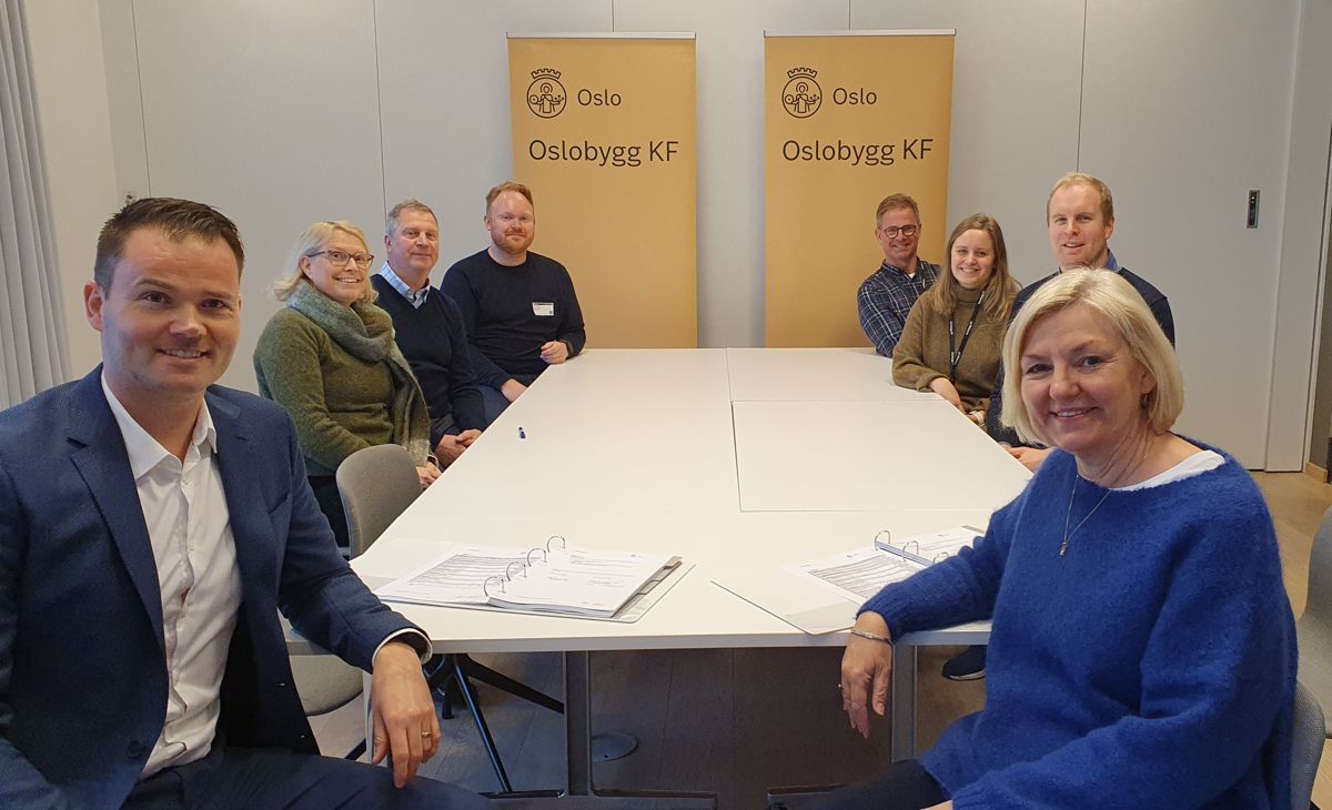 Oslobygg og Varden Entreprenør signerte kontrakt for Nordstrand ungdomsskole mandag. Foto: Oslobygg