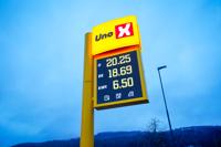 Det første prisskiltet i Norge hos Uno-X på på Gulskogen i Drammen med pris på både strøm, bensin og diesel. Foto: Lise Åserud / NTB