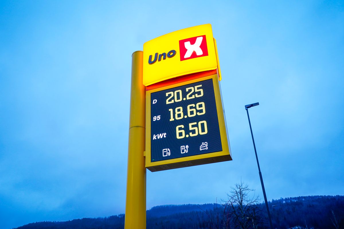 Det første prisskiltet i Norge hos Uno-X på på Gulskogen i Drammen med pris på både strøm, bensin og diesel. Foto: Lise Åserud / NTB