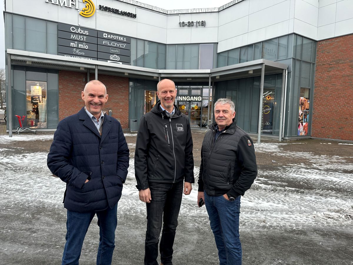 Prosjektsjef Ole Tom Nordby i Bjørkelangen Sentrumsutvikling (fra venstre), daglig leder Trond Berget-Ausland i STØ Entreprenør og prosjektleder Nils Erik Hansen i TAB Gruppen signerte for prosjektet. Foto: STØ Entreprenør