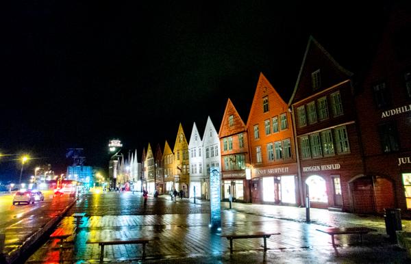 Riksantikvaren mener at en bybanetrasé over Bryggen i Bergen kan godtas, men ber likevel fylkeskommunen legge inn en innsigelse mot planen. Foto: Gorm Kallestad / NTB