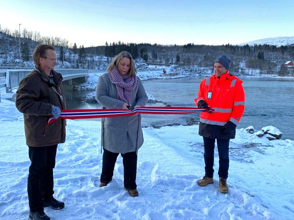 Avdelingsdirektør Tore Lysberg i Statens vegvesen og ordfører Gisle Hansen i Sørfold holdt snora, mens Mona Iren Wiik erklærte nye Strømmen bru på E6 for åpnet.