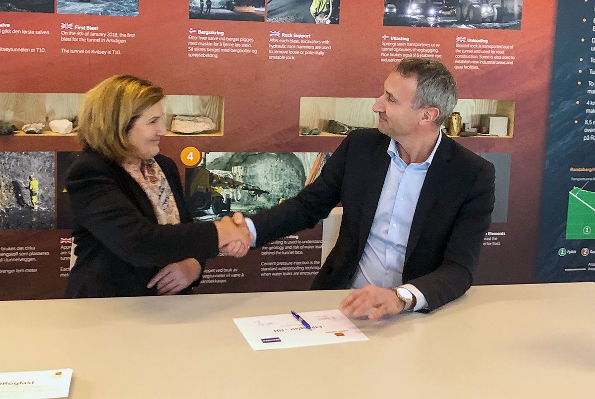 Avtalen ble signert av vegdirektør Ingrid Dahl Hovland og konsernsjef Ståle Rød i Skanska. Foto: Skanska