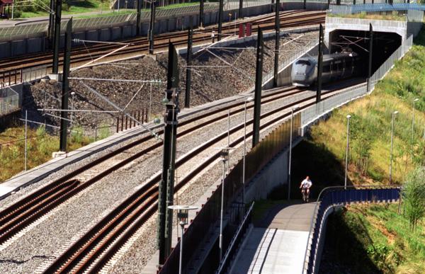 Problemer med en kjøreledning gjorde at to tog ble stående fast i Romeriksporten mandag formiddag. Foto: Ørn Borgen / NTB