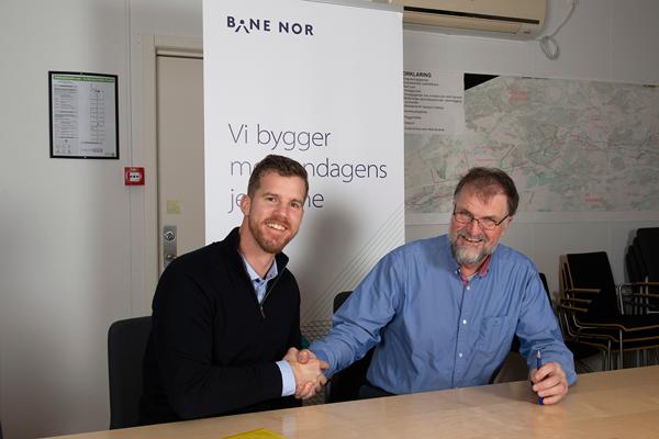 Administrerende direktør Hans Kjetil Traen i Martinsen & Duvholt (t.v) og prosjektsjef Anders Dahl Johansen i Bane Nor.