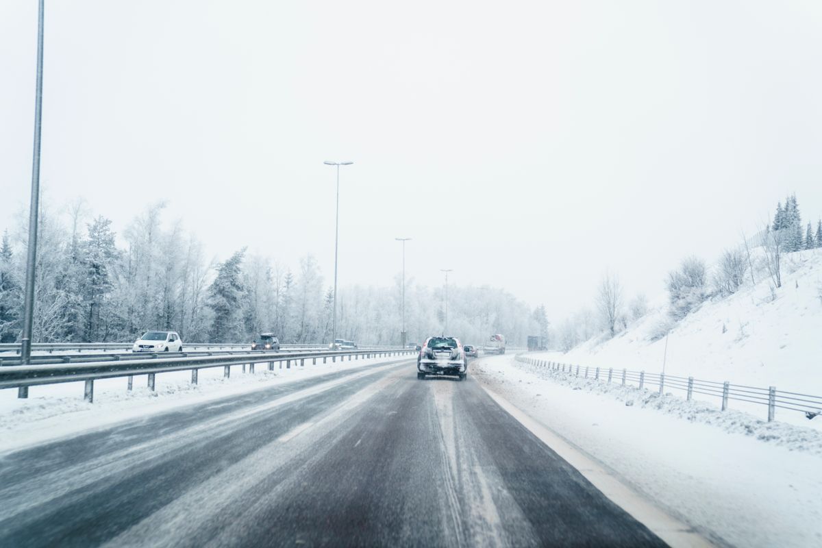 Kraftig regenerering på elbiler kan gjøre at folk mister kontrollen på glatte vinterveier, advarer Naf. Arkivfoto: Foto: Stian Lysberg Solum / NTB