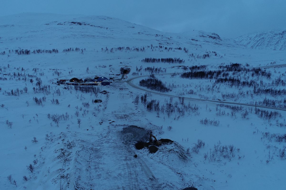 Her er påhuggsområdet til Kvænangsfjelltunnelens østre inngang. Bildet er tatt like før jul med drone. Foto: Asplan Viak/Nye Veier.