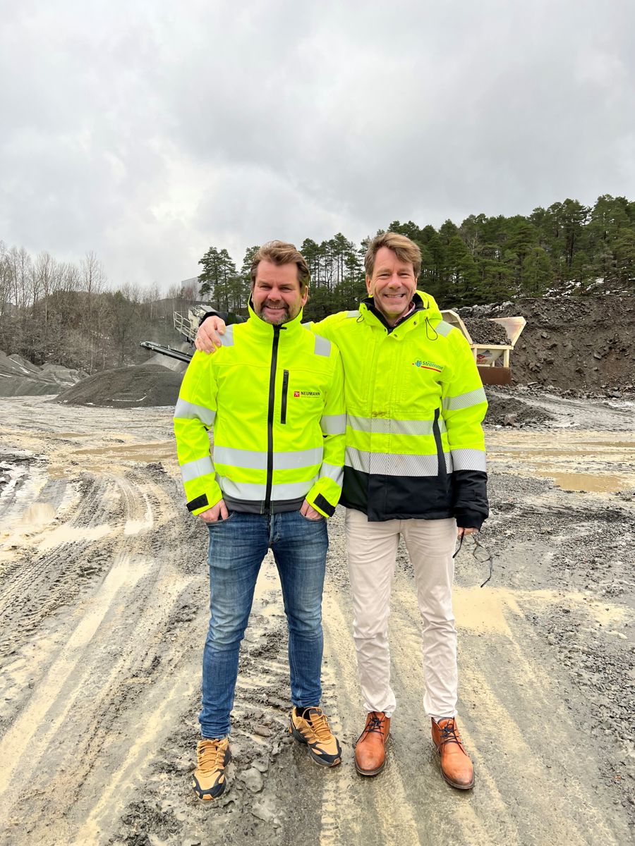 Regionsdirektør Bjarte Øie og Alf Helge Holtskog, kommunikasjonssjef i Kaspar Strømme AS, på befaring på tomten som skal huse blant annet det nye byggevarehuset til Neumann. Foto: Kaspar Strømme