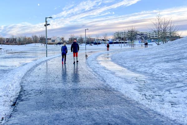 Det er svært glatt på Østlandet ved inngangen til det nye året. I Oslo har kommunen sendt ut advarsel til skolene om at det ikke er nok sand til å strø skolegårdene. Foto: Marianne Løvland / NTB
