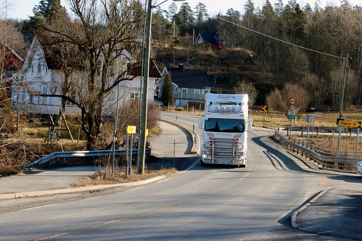 Dagens vei ved Findal er relativt smal og tett delvis tett på bebyggelse. Foto: Tor Arvid A. Gundersen, Vestfold og Telemark fylkeskommune.