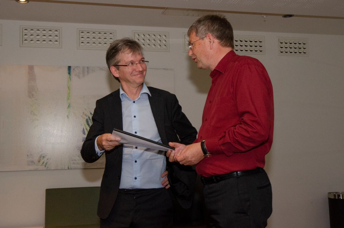 Statssekretær Paul Chaffey (til venstre) tok imot fem ferdige PDT'er fra Boligprodusentene-sjef Per Jæger.