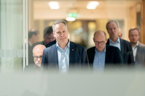Samferdselsminister Jon-Ivar Nygård (Ap) etter et møte med ledelsen i Bane NOR, representert ved konsernsjef Gorm Frimannslund og styreleder Cato Hellesjø, Jernbanedirektoratet og Statens jernbanetilsyn om Follobanen. Møtet fant sted i Samferdselsdepartementet i Oslo 3. januar. Foto: Håkon Mosvold Larsen / NTB