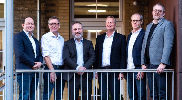 Administrerende direktør i Norconsult Danmark, Thomas Bolding Rasmussen (nr. 3 fra venstre), får mange nye medarbeidere med oppkjøpet av LB Consult og administrerende direktør Lars Bager (nr. 4 fra venstre). Foto: Norconsult