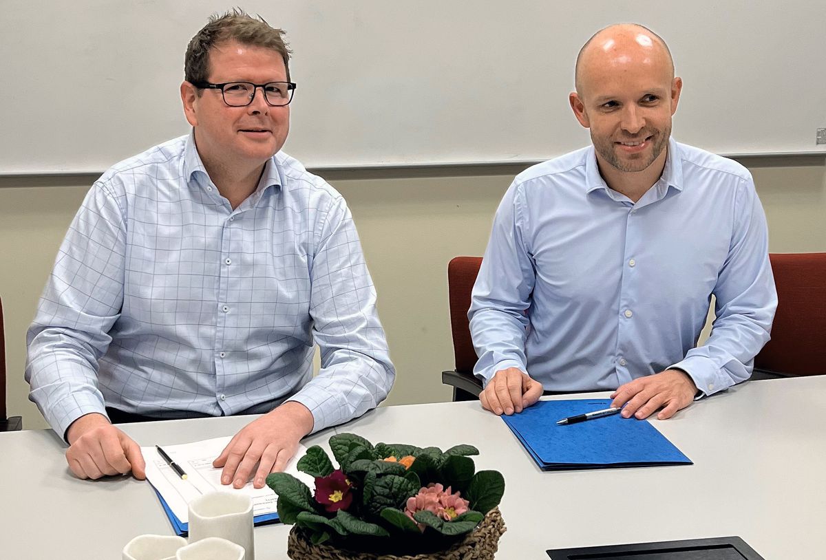 Sigve Hodneland, regiondirektør Vestland i HENT (t.v.) og Øyvind Bakke, administrerende direktør i Helse Møre og Romsdal HF. Foto: HENT