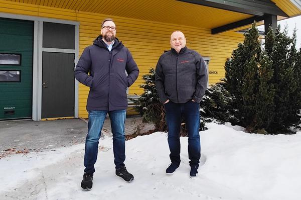Joakim Rasmussen (f.v.) og Erik Holtet i Kompass Bolig blir forhandlere av Skalahus. Foto: Kompass