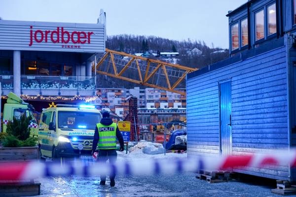 En høy kran veltet over kjøpesenteret Melhustorget i Trøndelag. Foto: Gorm Kallestad / NTB