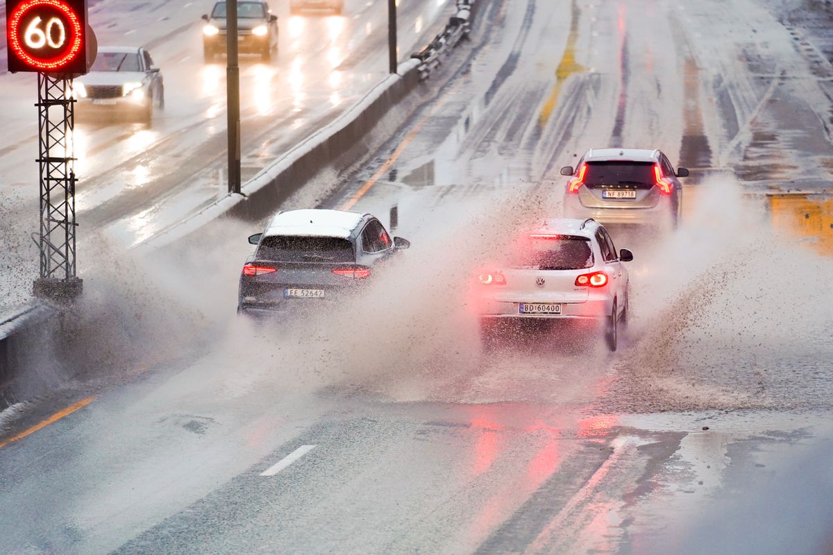 Bilister bes om å kjøre forsiktig flere steder rundt om i landet. Illustrasjonsfoto: Terje Bendiksby / NTB