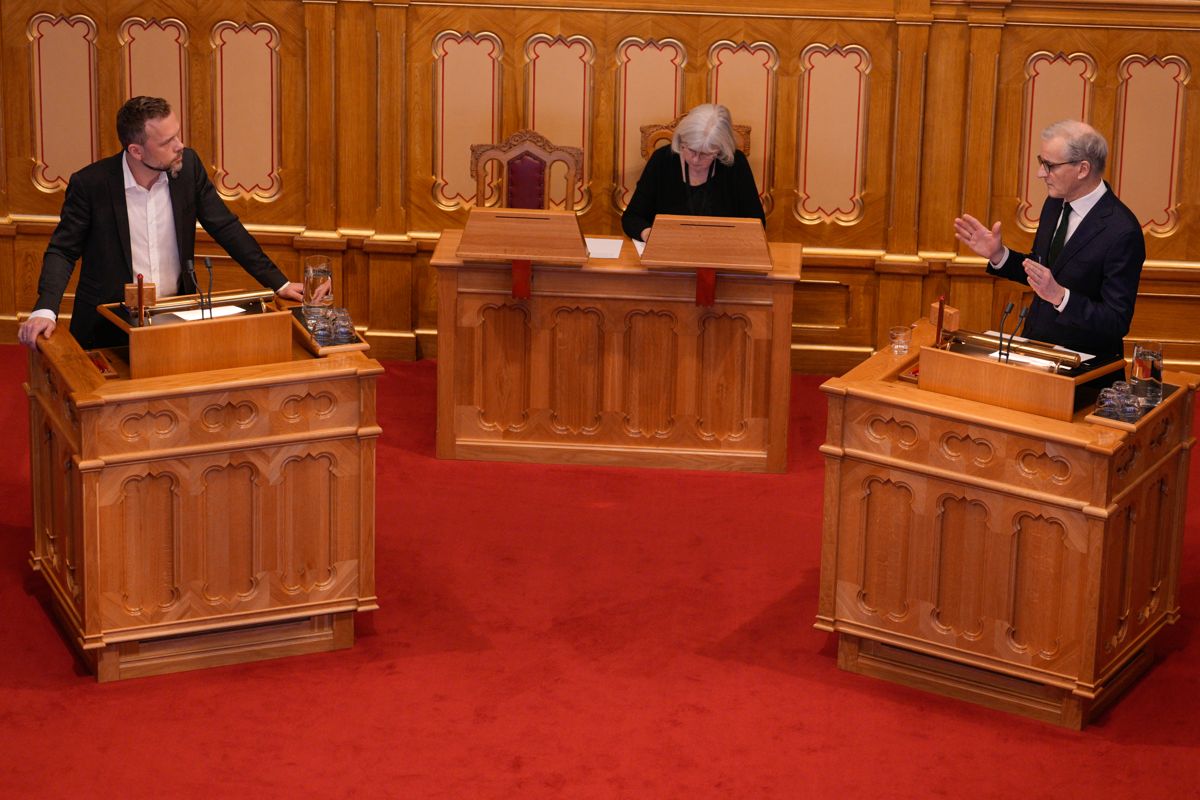 Audun Lysbakken (SV) (t.v.) stilte onsdag statsminister Jonas Gahr Støre (Ap) spørsmål om toprissystem på strøm under den muntlige spørretimen på Stortinget. Foto: Javad Parsa / NTB