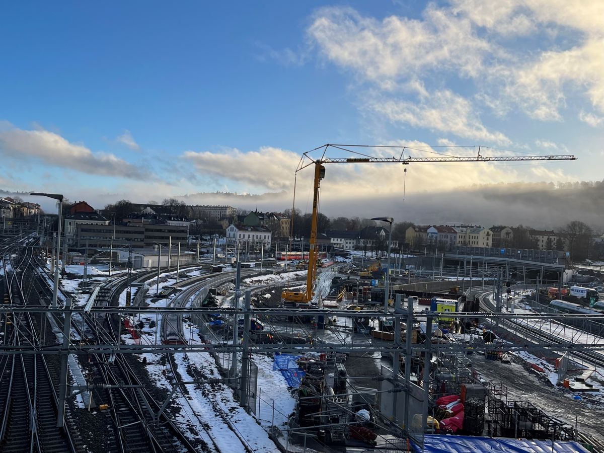 Fra gangbrua over jernbanesporene ser man byggearbeidene som pågår ved Oslo S. Store deler av arbeidene er en del av Follobane-prosjektet. Foto: Frode Aga