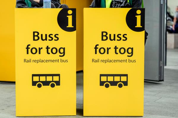 Reisende må belage seg på en sommer med buss for tog på Østlandet. Foto: Beate Oma Dahle / NTB