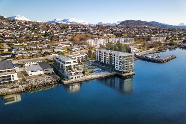 Peab har utviklet og skal bygge 127 moderne leiligheter rett ved sjøkanten i Borgundfjordveien 70 i Ålesund. Illustrasjon: RS Designstudio / AT arkitektur