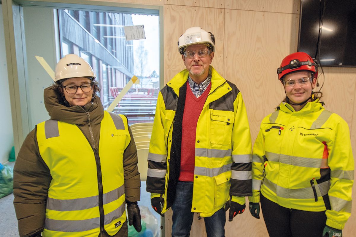 Arkitekt Eline Fjellbirkeland i GAASA Arkitekter (fra venstre), byggherres prosjektleder Steen Blach Sørensen og KS-sjef i entreprenør Betonmast Heidi Ytterhaug.