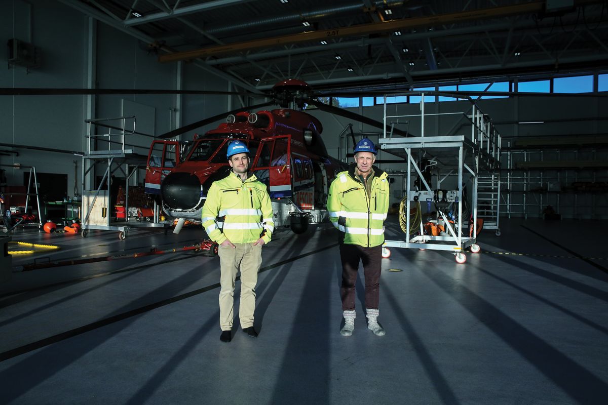 Eirik Sande (t.v) og Jan Arve Solheim er henholdsvis prosjektleder og anleggsleder for Consto SFJ på helikopterbasen.