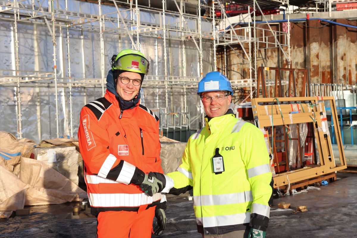 Direktør Anders Haugen i Veidekke Bygg Oslo (til venstre) og administrerende direktør Lars Holm i Oslo S Utvikling. Foto: Veidekke
