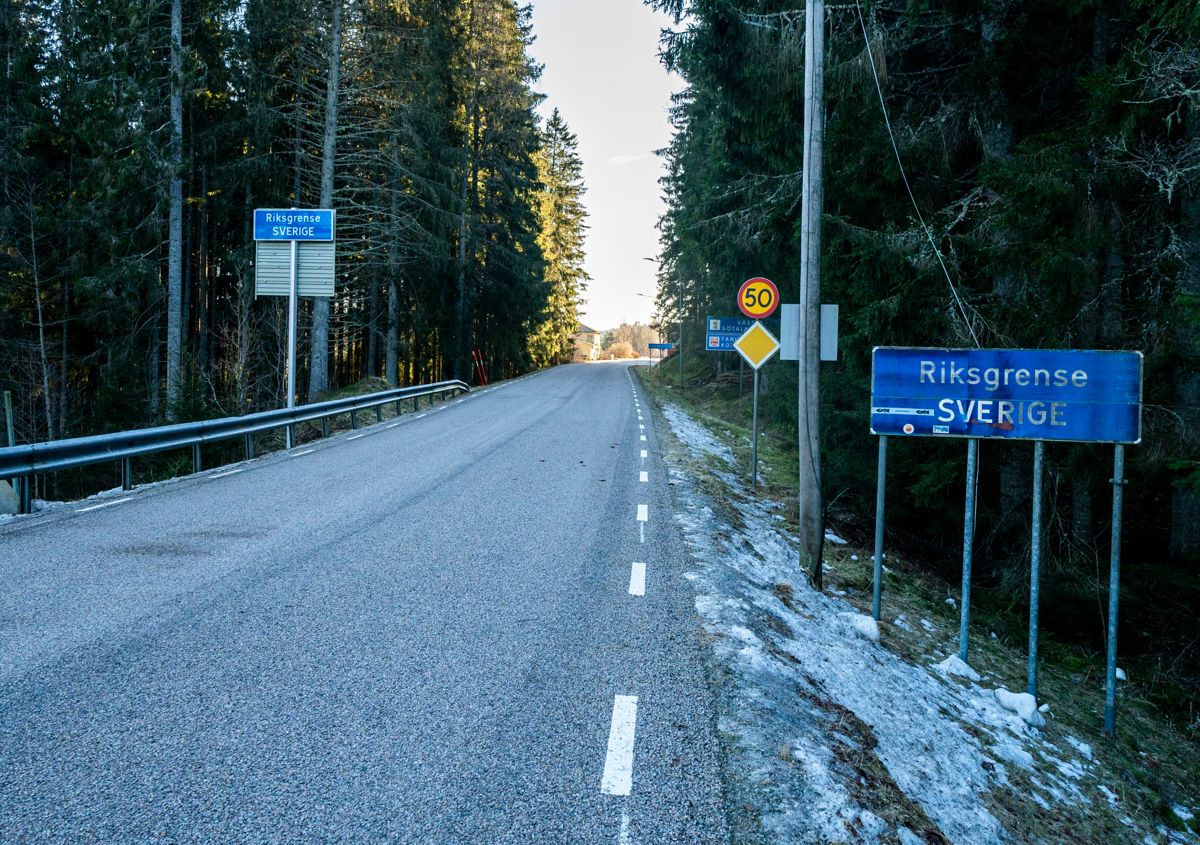 Riksvei 22 mot svenskegrensen er en av mange som mangler gul midtstripe. Arkivfoto. Foto: Torstein Bøe / NTB
