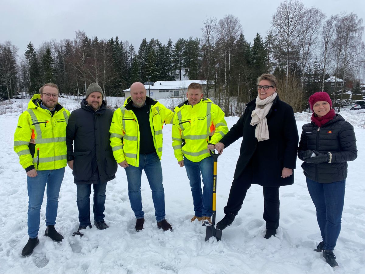 Fra høyre: Sindre Henriksen, prosjekteringsleder Betonmast Østfold, Pau Canas Fernandéz, prosjektleder Nordre Follo kommune, Lars Prangerød, daglig leder Betonmast Østfold, Erik Nilsen, prosjektleder Betonmast Østfold, Hanne Opdan, ordfører Nordre Follo kommune og Camilla Hille, utvalgsleder for oppvekst, idrett og kultur Nordre Follo kommune. Foto Betonmast