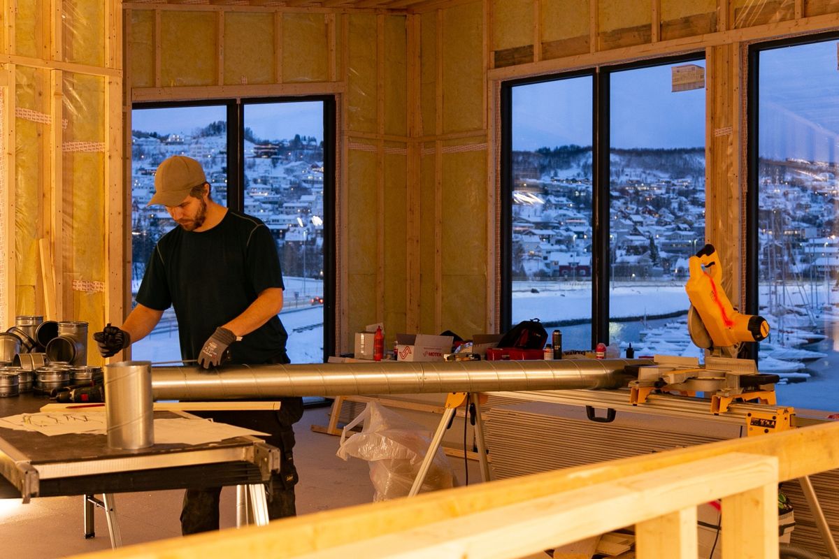 Panoramautsikten fra de nye boligene i Harstad gir tømrer Mikael Jenssen og de andre i Harstadmester1 en fin ramme rundt arbeidet. Foto: Marie Uglum Døsen.
