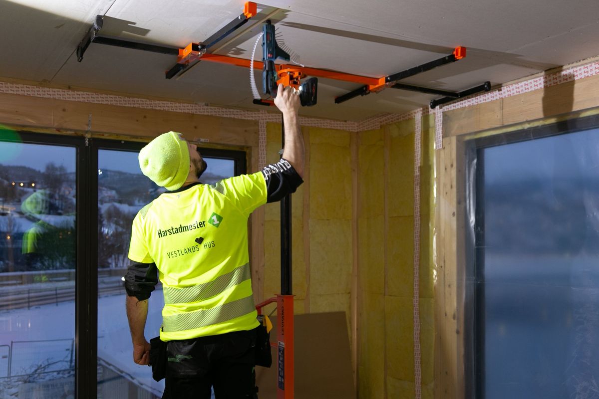 Tømrer Mike Beaulieu i arbeid med et boligfelt i Breivikhaugen i Harstad. Foto: Marie Uglum Døsen.