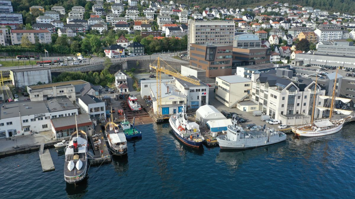 : Skjøndals Eiendom sentralt plassert i midten av bildet. Frydenbø Eiendoms eiendommer til venstre og høyre for slippeiendommen. Foto: Privatmegleren