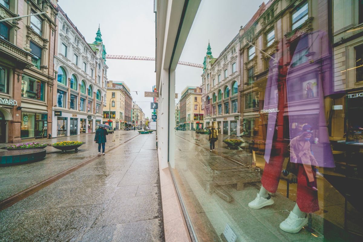 I koronatiden var det mange stengte butikker rundt om i landet, som her i Karl Johans gate i Oslo. Nå frykter Virke at strømkrisen kan føre til at flere må stenge ned eller nedbemanne igjen. De etterlyser pandemitankegang fra regjeringen. Foto: Stian Lysberg Solum / NTB