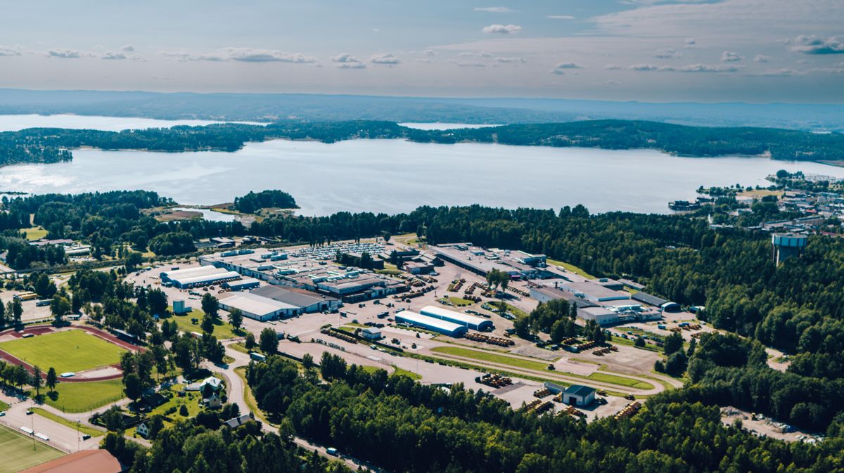 Senere i år starter Volvo CE byggingene av et nytt bygg på cirka 1.500 kvadratmeter ved fabrikken i Arvika. På den måten frigjør selskapet plass inne i monteringsfabrikken til byggingen av elektriske hjullastere.