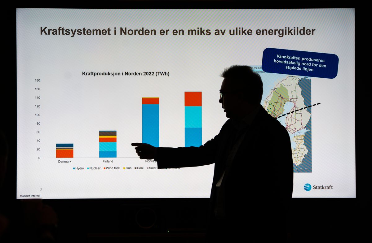 Kronprinsen fikk blant annet en innføring i kraftsystemet i Norden. Foto: Ole Berg-Rusten / NTB