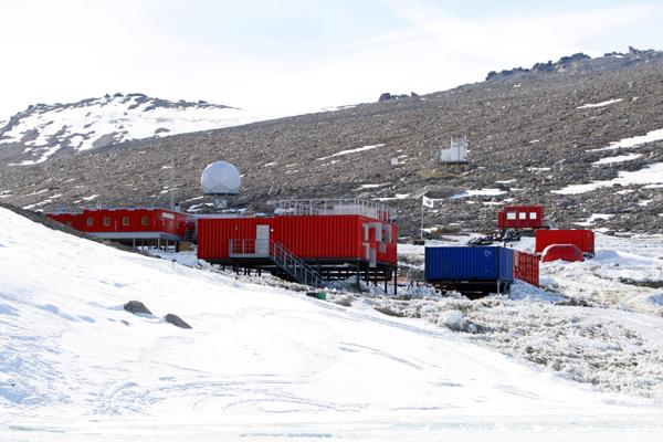 Den norske forskningsstasjonen Troll i Dronning Maud land på Antarktis skal rives og bygges opp på nytt.  Foto: Heiko Junge / NTB