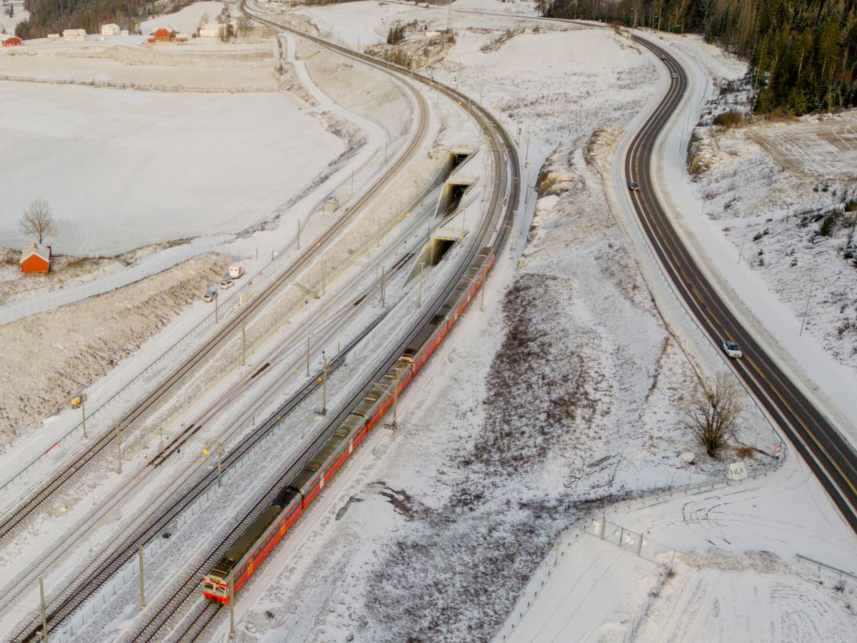 Togene på østre linje skal fra 1. februar gå helt inn til Oslo S slik at passasjerene skal slippe å måtte bytte tog på Ski. Foto: Stian Lysberg Solum / NTB