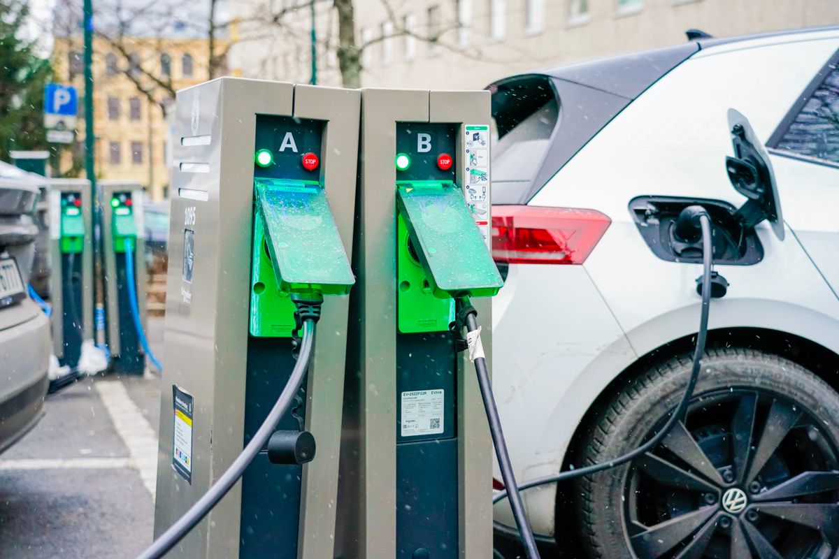 Langt flere elbilister regner inn driftskostnader i bilkjøpet enn de som eier en bensin- eller dieselbil, ifølge en ny undersøkelse. Foto: Gorm Kallestad / NTB